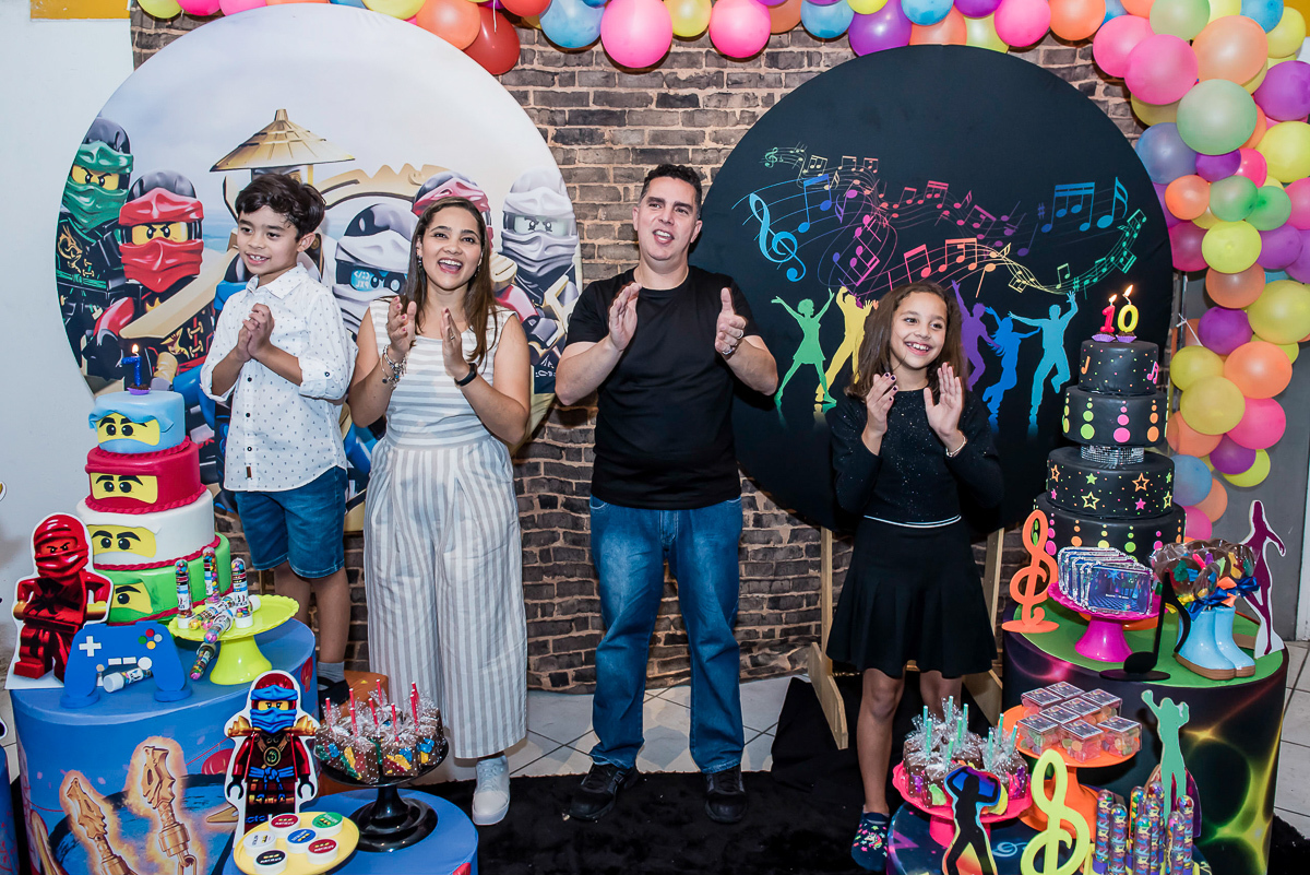 a família cantam o parabéns animado