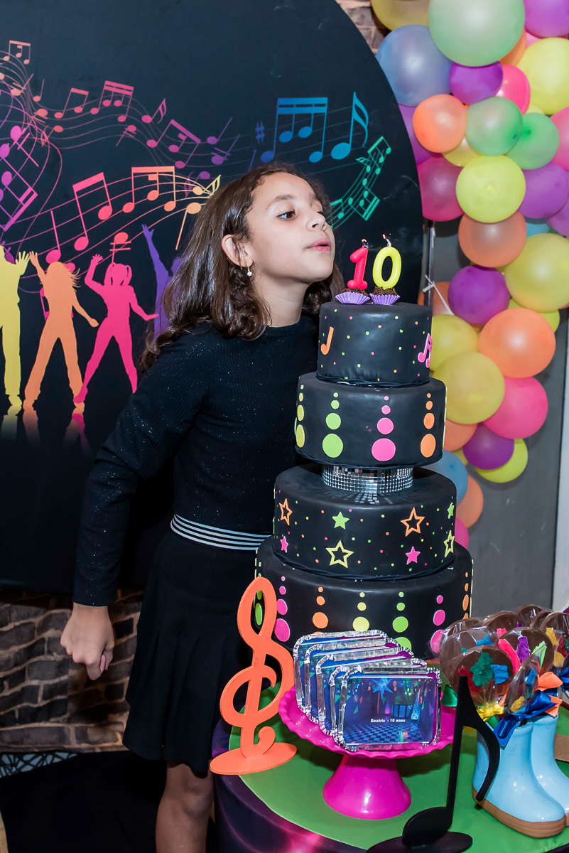 assoprando a vela do bolo