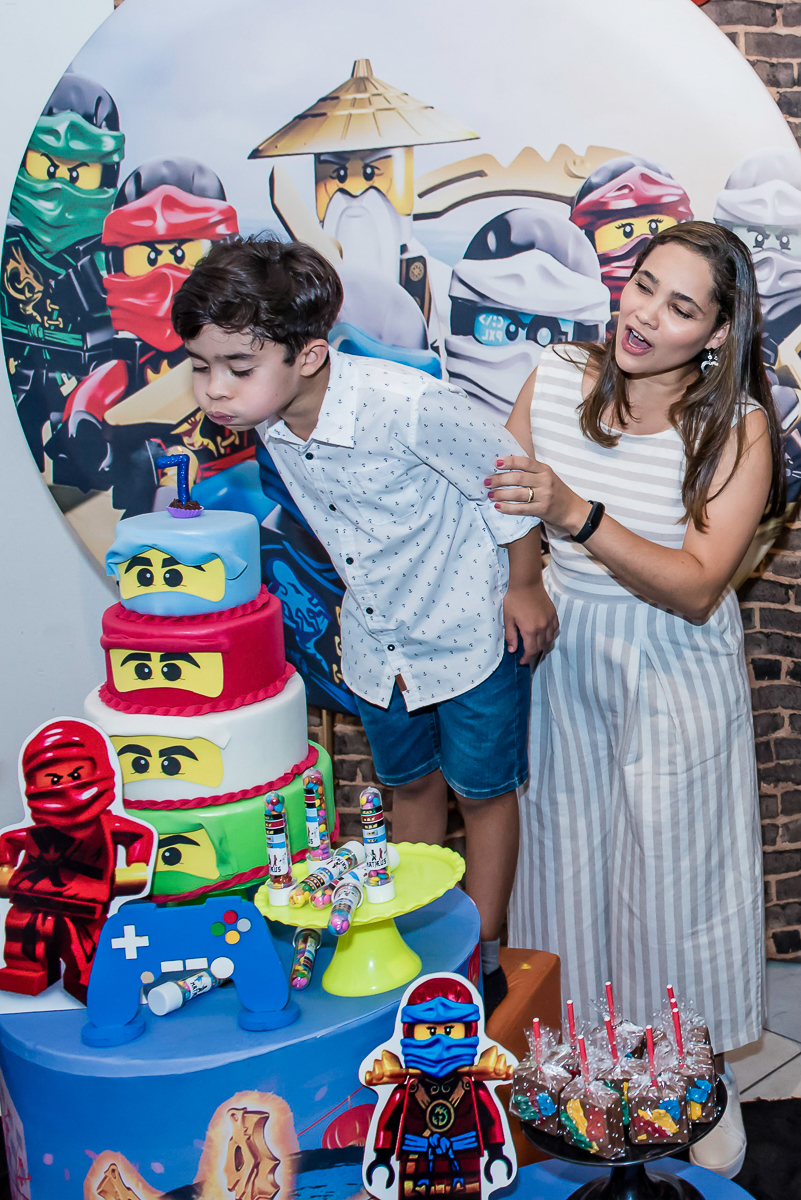 o irmão também assopra a vela do bolo