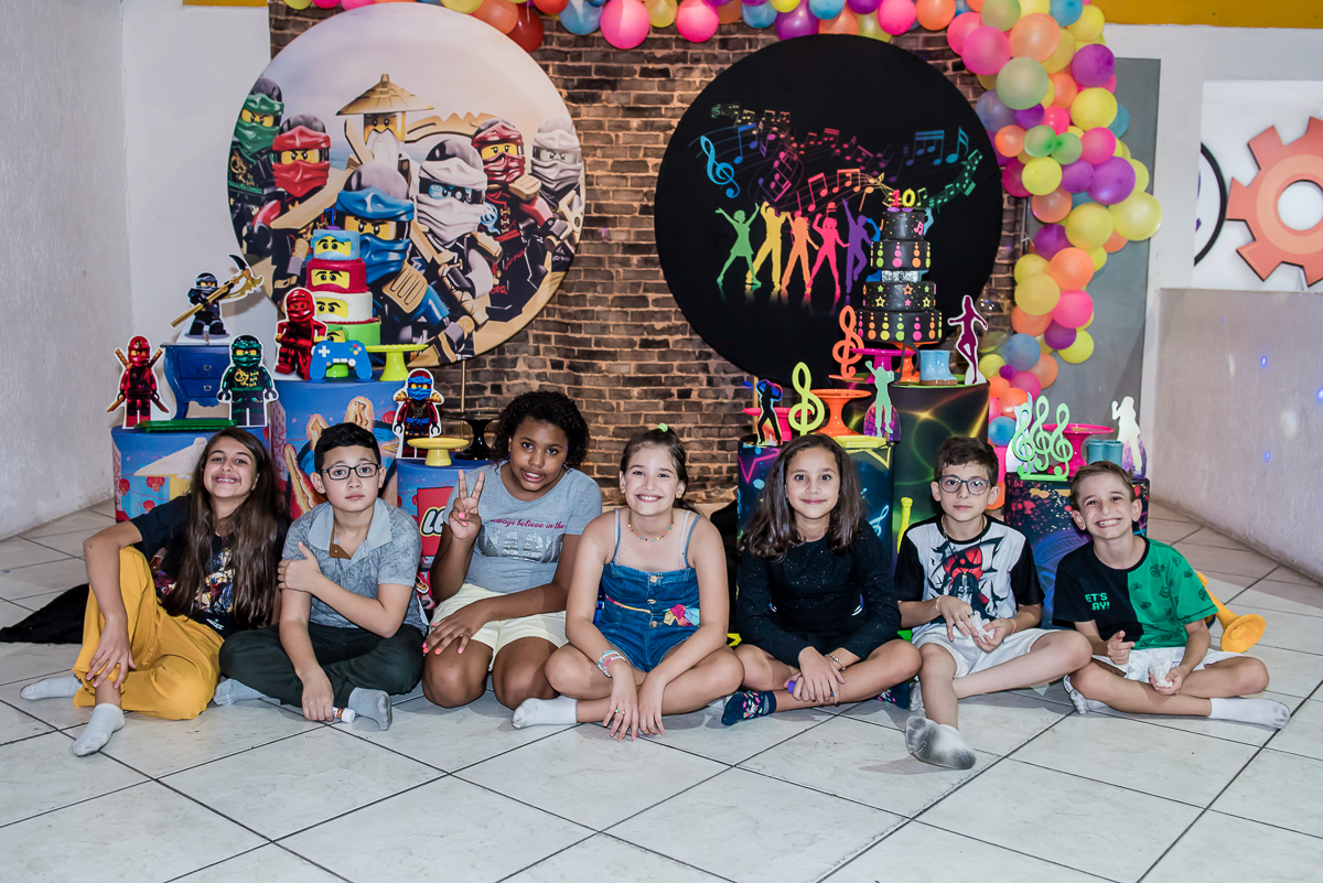 final de festa com foto da aniversariante com os amigos