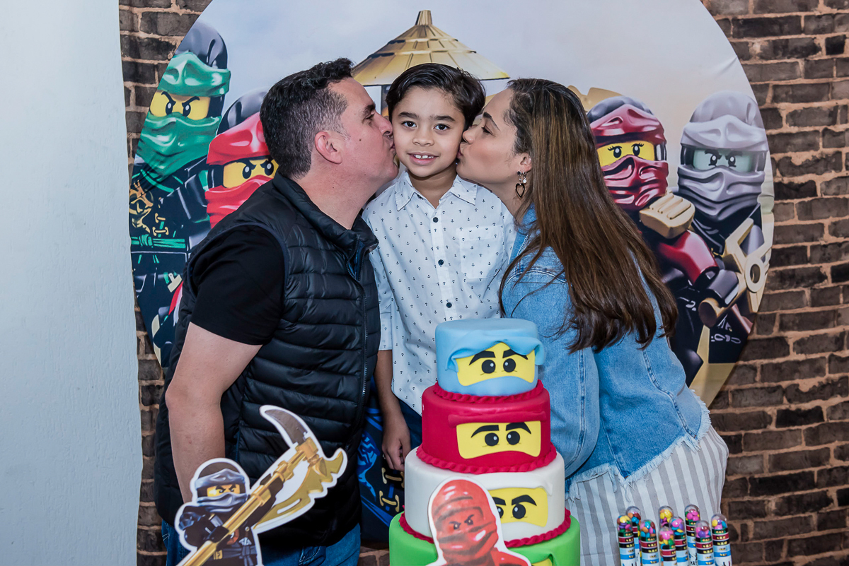 beijo sanduiche no irmão