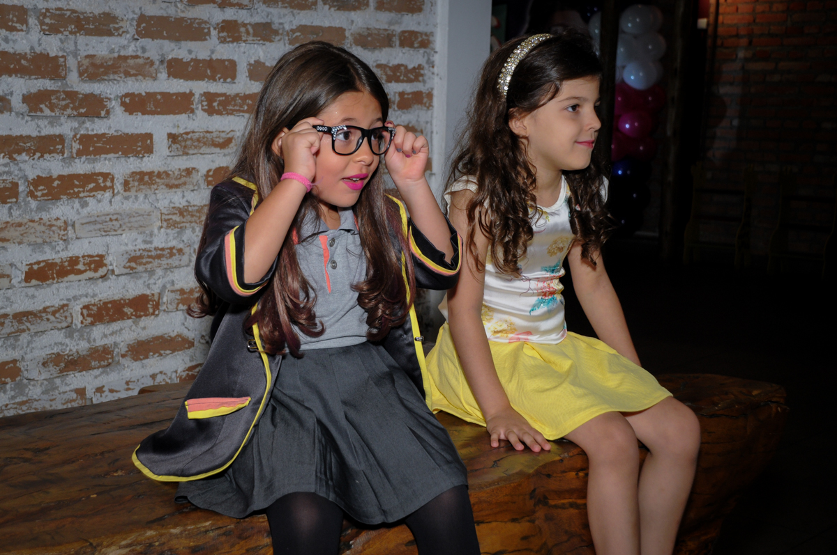 esperando chegar os convidados para sua festa no Buffet Toca do toco festa infantil aniversário de Isabella 6 anos, tema da festa cúmplices de um resgate