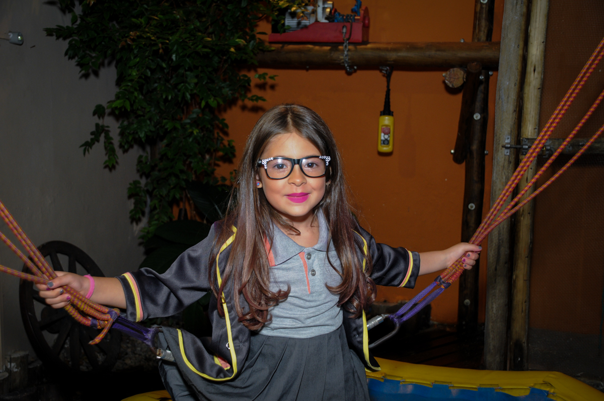 brincando na cama elástica no Buffet Toca do toco festa infantil aniversário de Isabella 6 anos, tema da festa cúmplices de um resgate