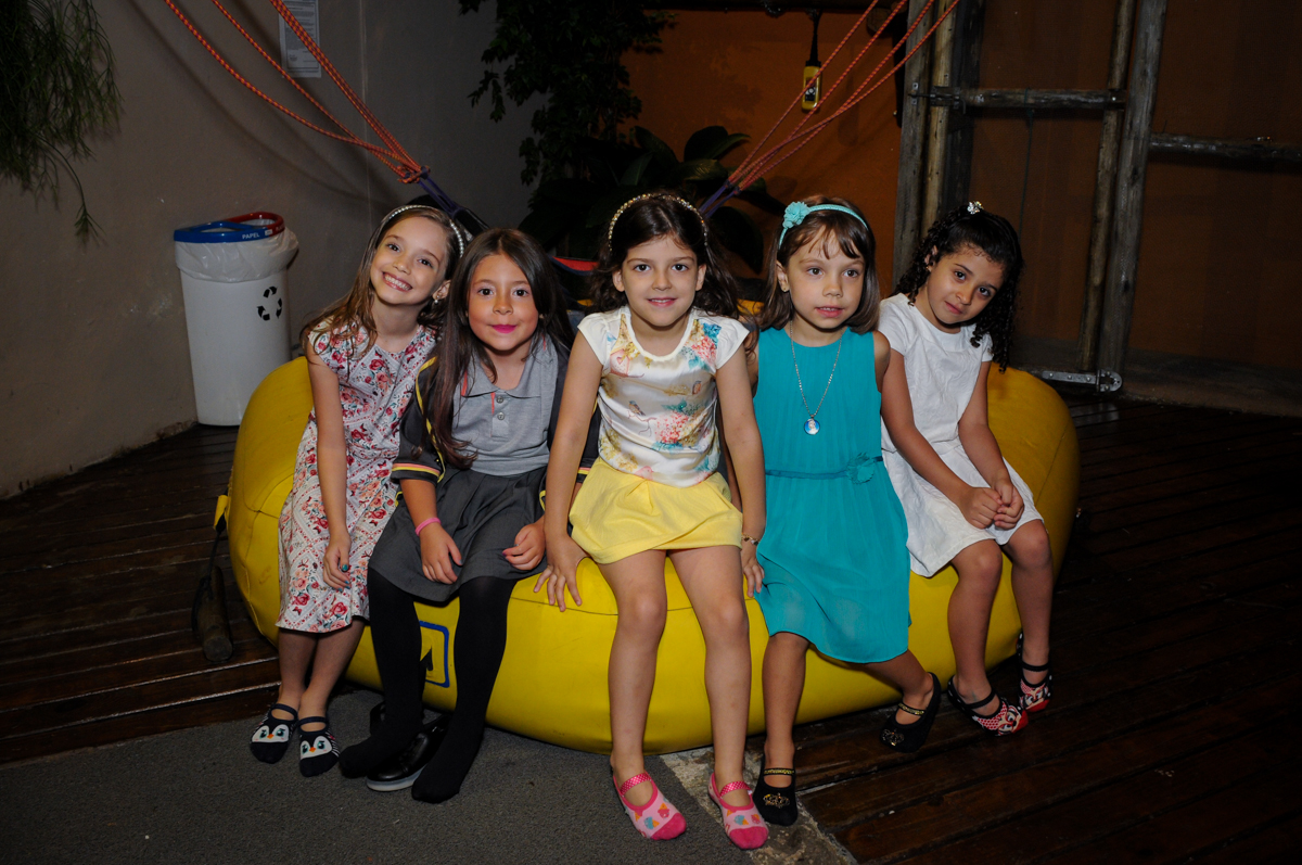 fotografia da aniversariante com as amiguinhas no Buffet Toca do toco festa infantil aniversário de Isabella 6 anos, tema da festa cúmplices de um resgate