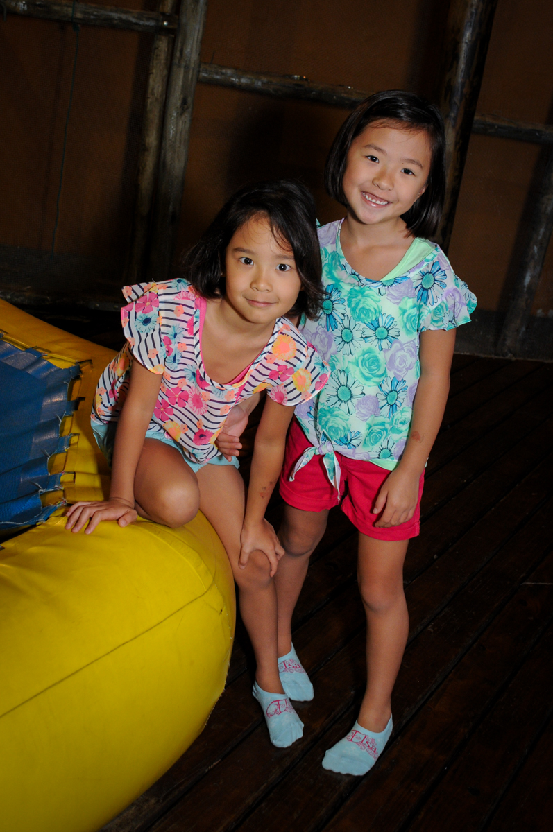 fotografia das amiguinhas no Buffet Toca do toco festa infantil aniversário de Isabella 6 anos, tema da festa cúmplices de um resgate