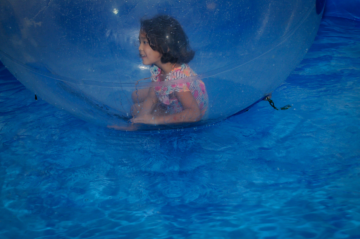 brincando no aquabol no Buffet Toca do toco festa infantil aniversário de Isabella 6 anos, tema da festa cúmplices de um resgate