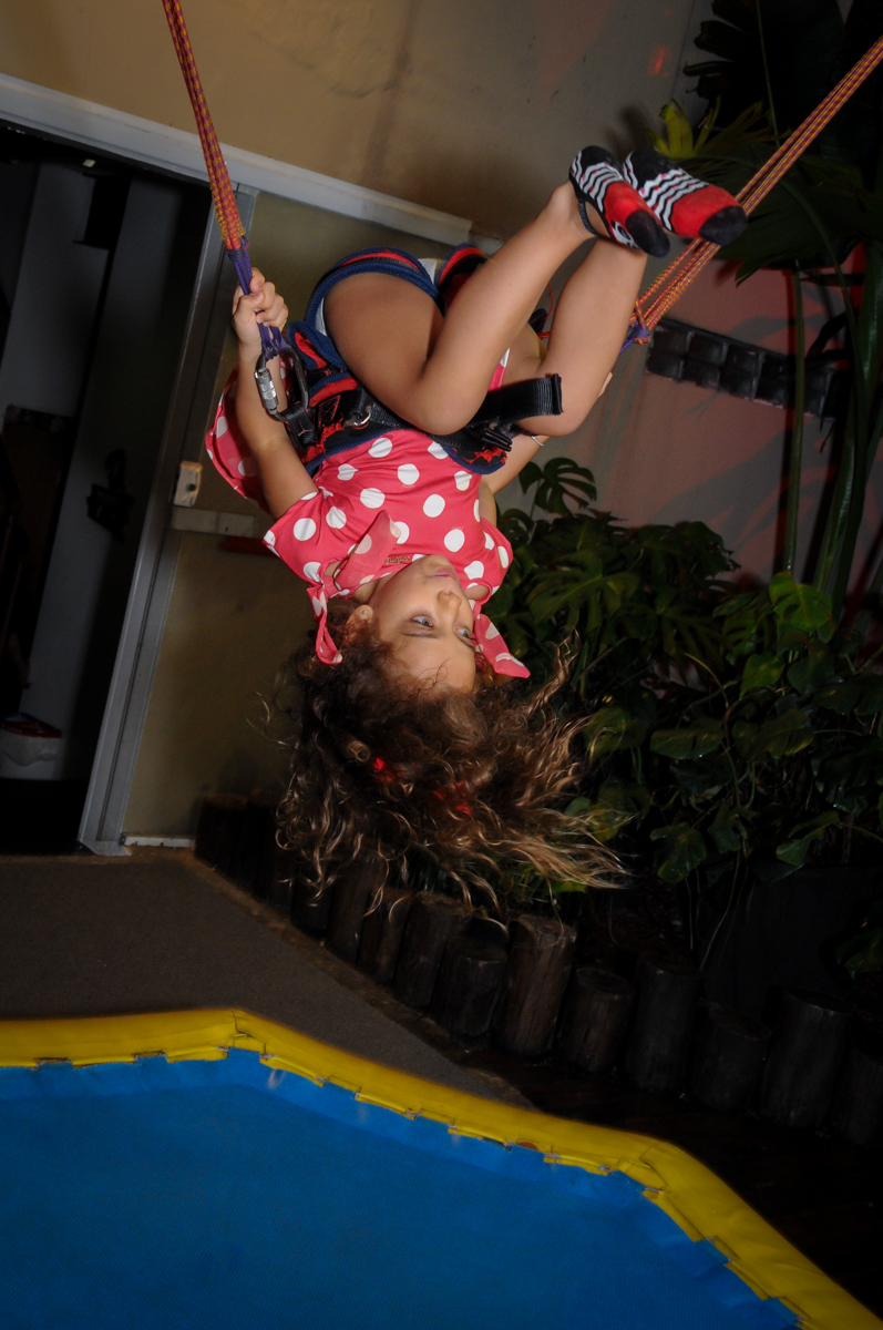 cambalhota na cama elástica no Buffet Toca do toco festa infantil aniversário de Isabella 6 anos, tema da festa cúmplices de um resgate