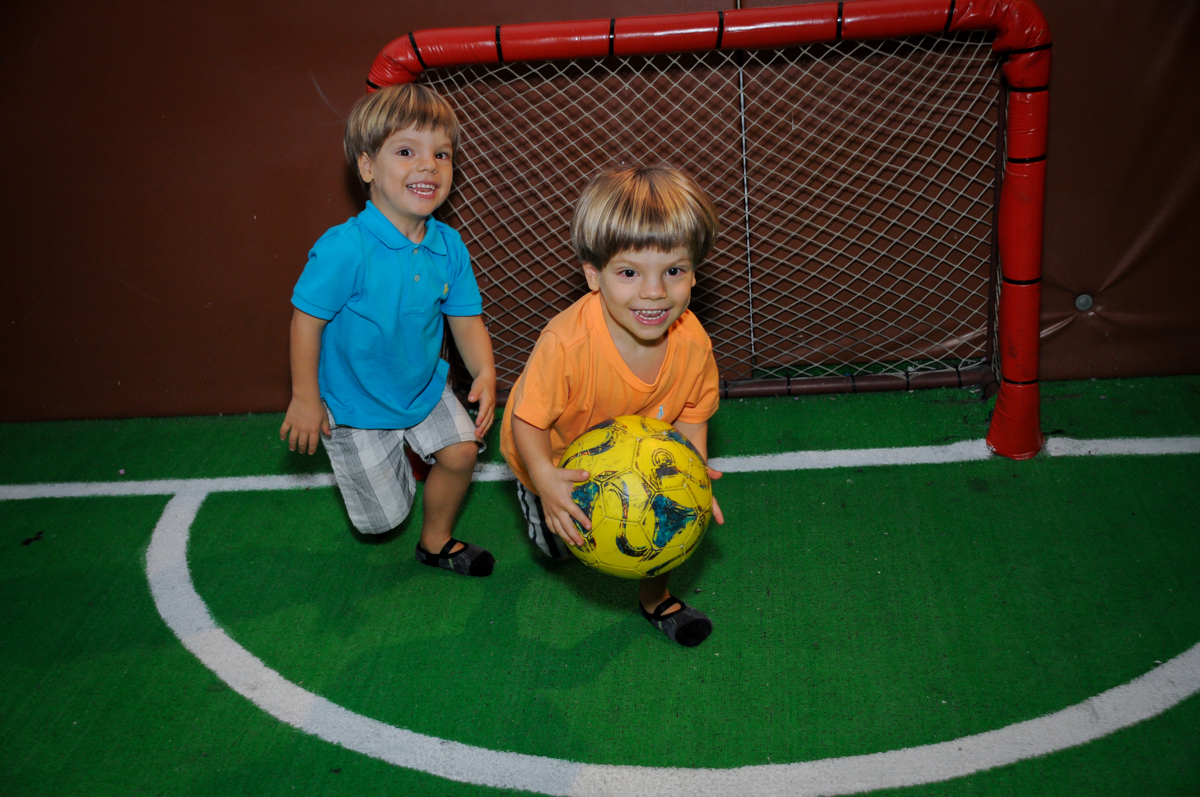 jogo de futebol dos irmãos gemeos no Buffet Toca do toco festa infantil aniversário de Isabella 6 anos, tema da festa cúmplices de um resgate