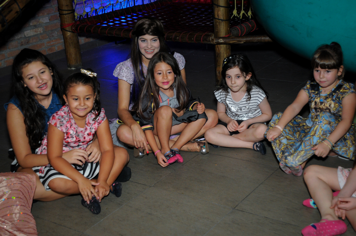 hora de começar as brincdeiras no Buffet Toca do toco festa infantil aniversário de Isabella 6 anos, tema da festa cúmplices de um resgate