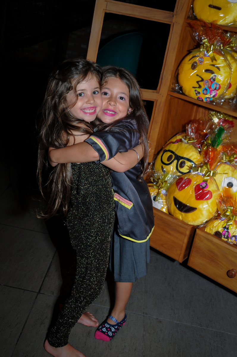 abraço gostoso na melhor amiga no Buffet Toca do toco festa infantil aniversário de Isabella 6 anos, tema da festa cúmplices de um resgate