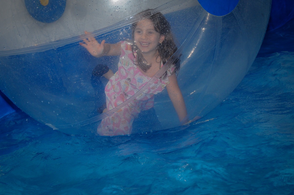muito bom brincar no aquabol no Buffet Toca do toco festa infantil aniversário de Isabella 6 anos, tema da festa cúmplices de um resgate