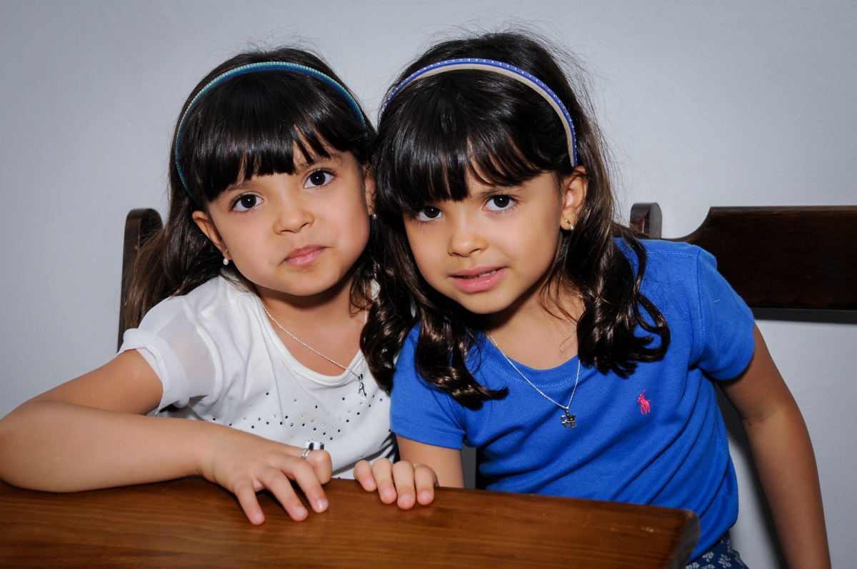 fotografia das irmãs gêmeas no Buffet Toca do toco festa infantil aniversário de Isabella 6 anos, tema da festa cúmplices de um resgate