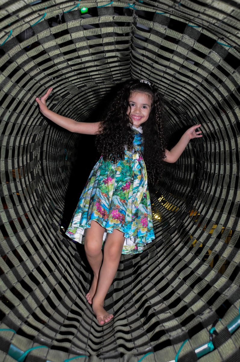 la vem a princesa no túnel do brinquedão no Buffet Toca do toco festa infantil aniversário de Isabella 6 anos, tema da festa cúmplices de um resgate