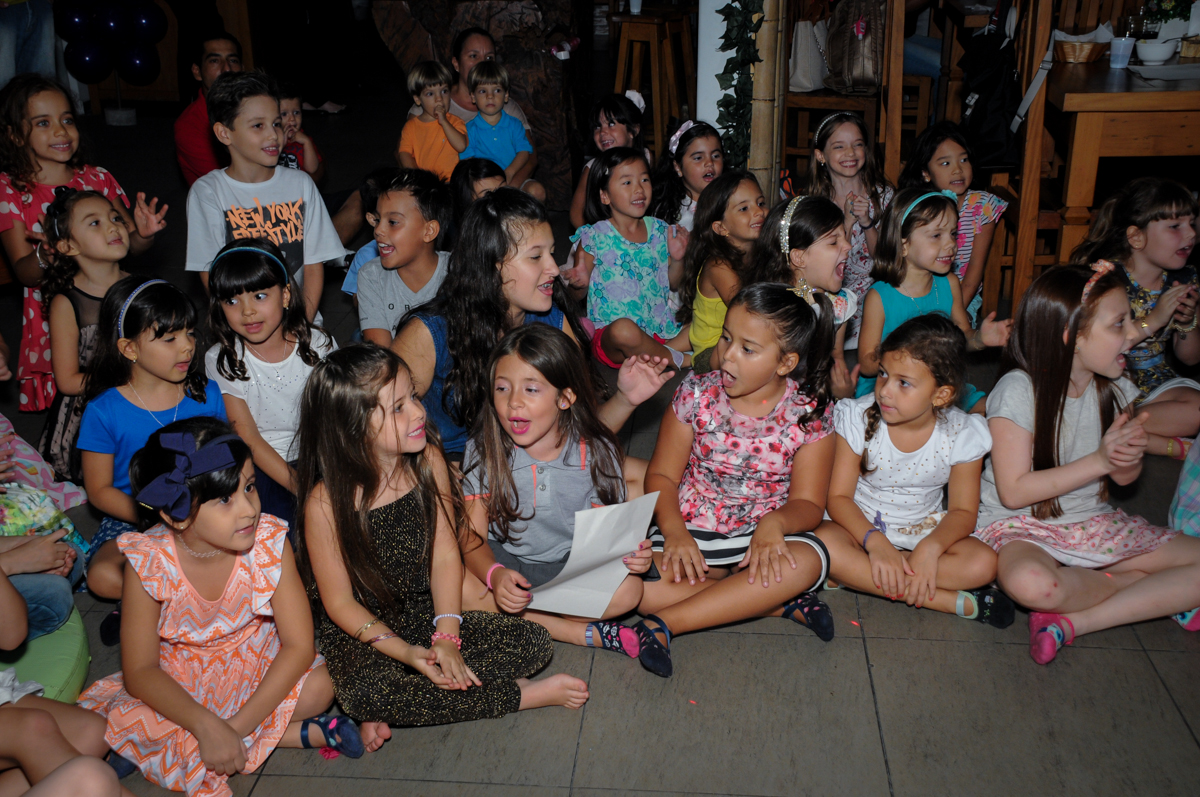 as crianças se preparam para assistirem o show dos personagens cúmplides de um resgate no Buffet Toca do toco festa infantil aniversário de Isabella 6 anos, tema da festa cúmplices de um resgate