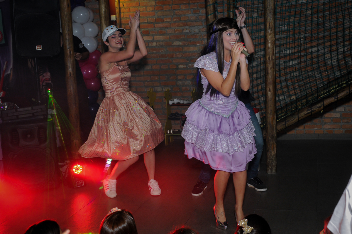 começando o show dos personagens cúmplices de um resgate