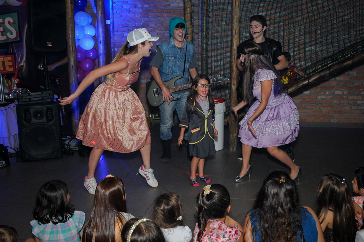 A aniversariante participa do show no Buffet Toca do toco festa infantil aniversário de Isabella 6 anos, tema da festa cúmplices de um resgate