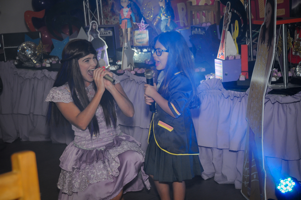 aniversariante também faz parte do show no Buffet Toca do toco festa infantil aniversário de Isabella 6 anos, tema da festa cúmplices de um resgate