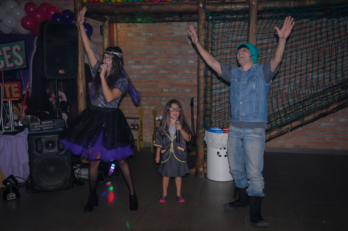 o show continua no Buffet Toca do toco festa infantil aniversário de Isabella 6 anos, tema da festa cúmplices de um resgate