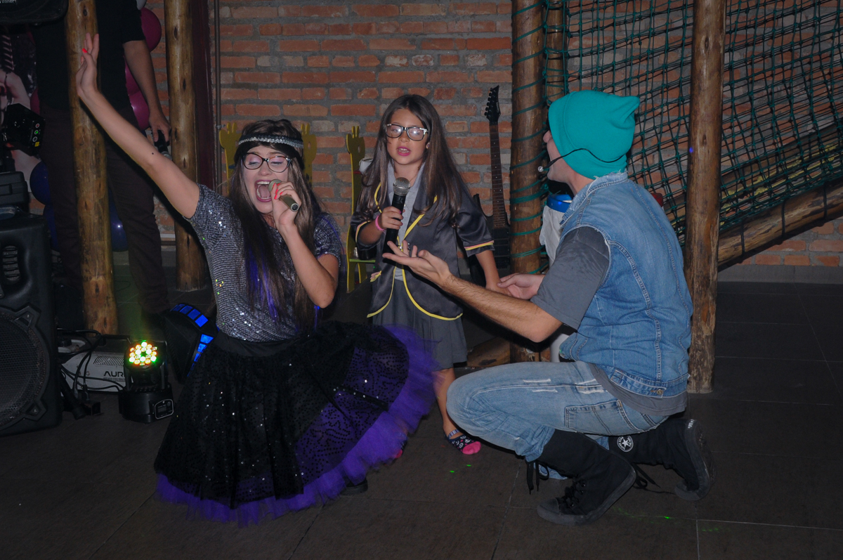 as crianças gostam muito do show no Buffet Toca do toco festa infantil aniversário de Isabella 6 anos, tema da festa cúmplices de um resgate