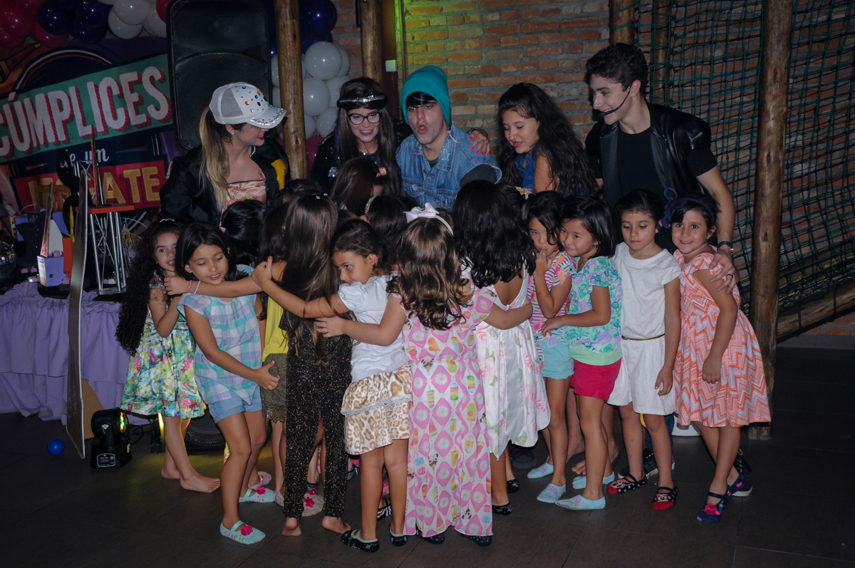 abraço de todas as crianças nos personagens no Buffet Toca do toco festa infantil aniversário de Isabella 6 anos, tema da festa cúmplices de um resgate