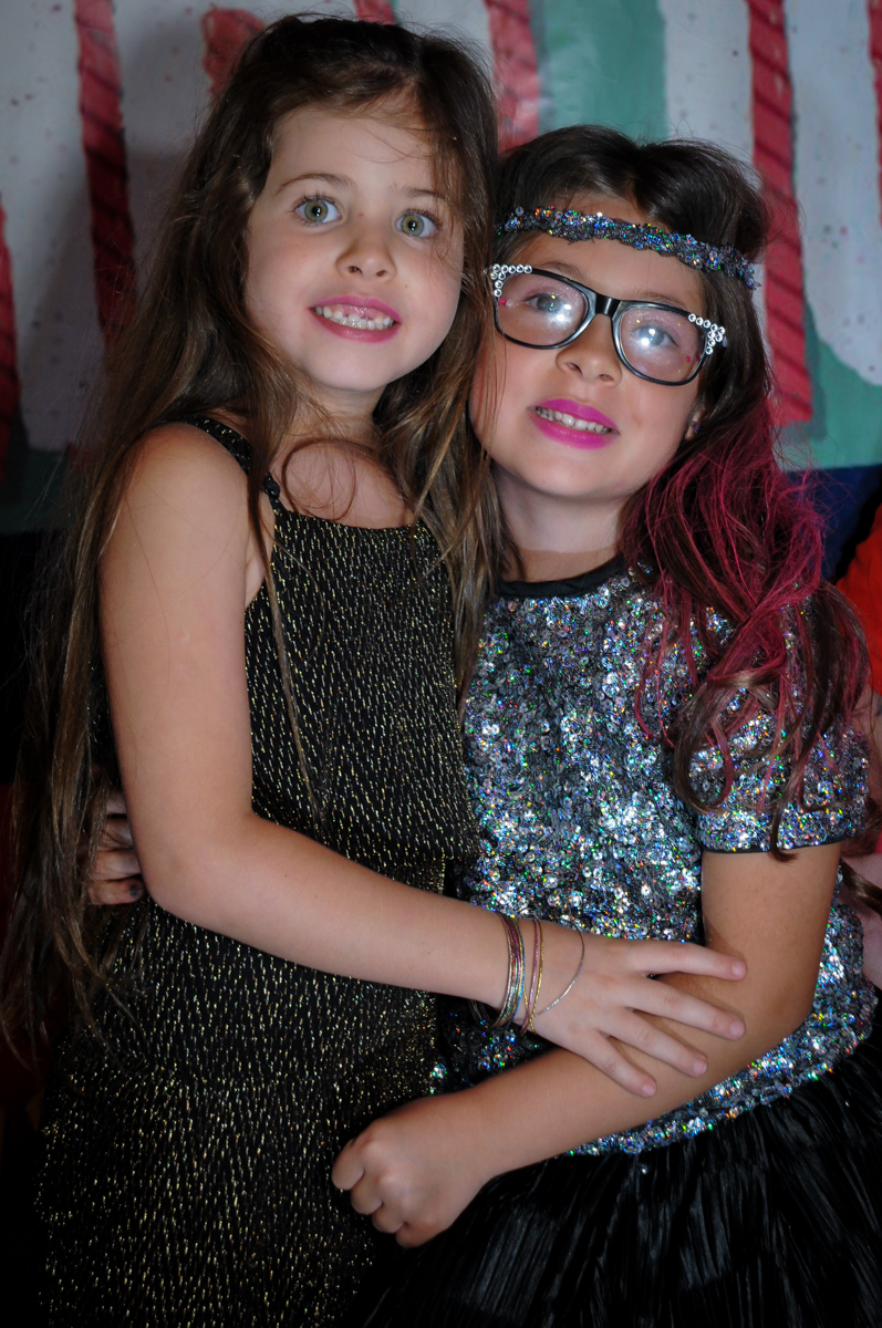 abraço na melhor amiga no Buffet Toca do toco festa infantil aniversário de Isabella 6 anos, tema da festa cúmplices de um resgate