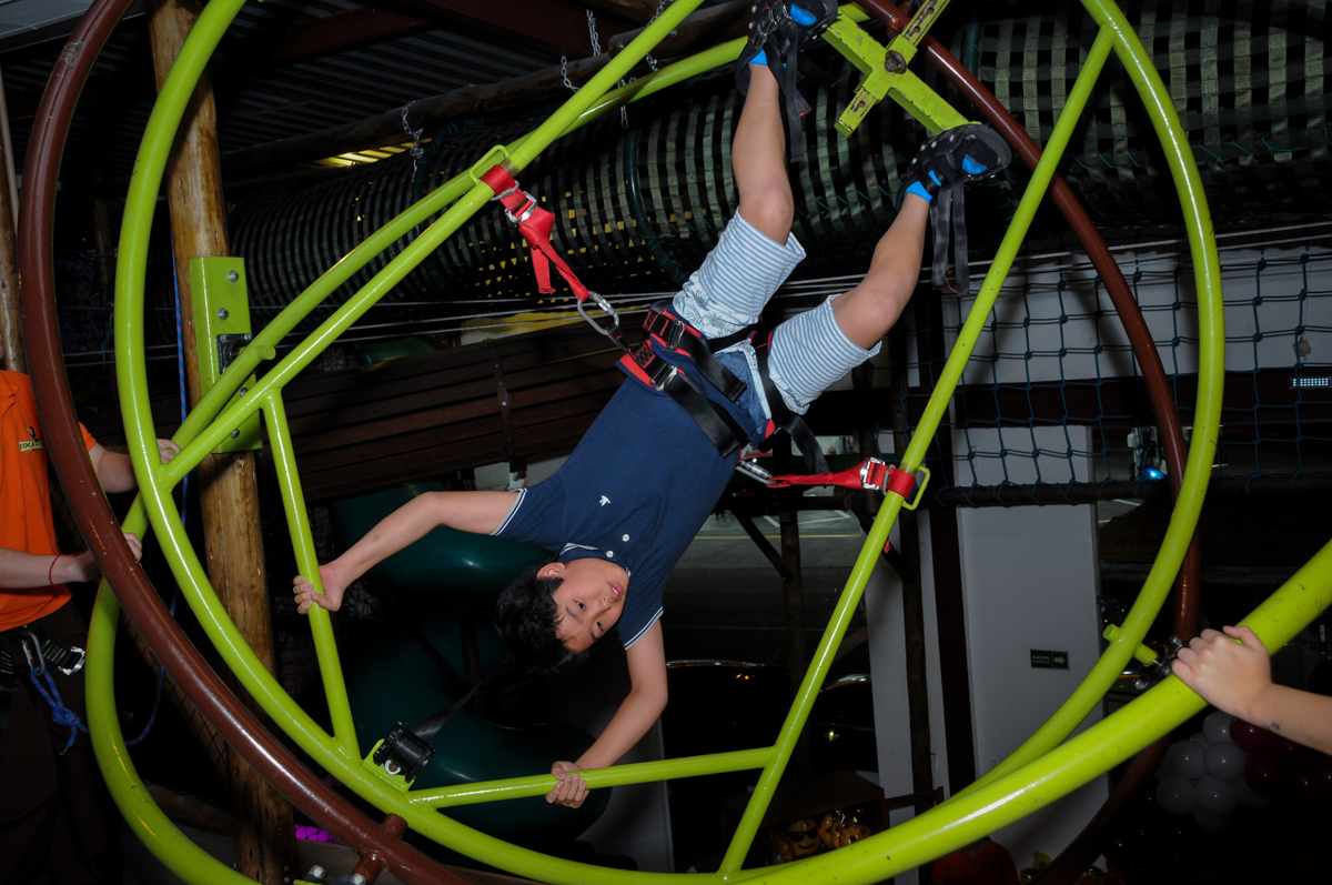 brincando no gira gira no Buffet Toca do toco festa infantil aniversário de Isabella 6 anos, tema da festa cúmplices de um resgate