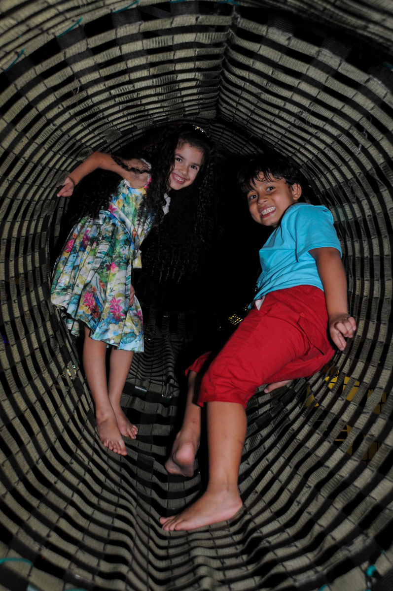 saindo do túnel do brinquedão no Buffet Toca do toco festa infantil aniversário de Isabella 6 anos, tema da festa cúmplices de um resgate