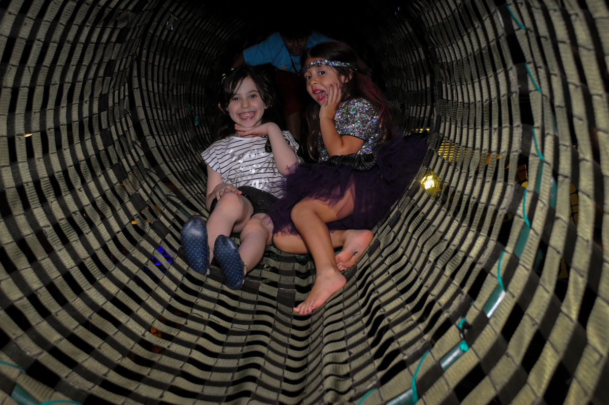 as amigas estão sendo fotografadas no túnel do brinquedão no Buffet Toca do toco festa infantil aniversário de Isabella 6 anos, tema da festa cúmplices de um resgate