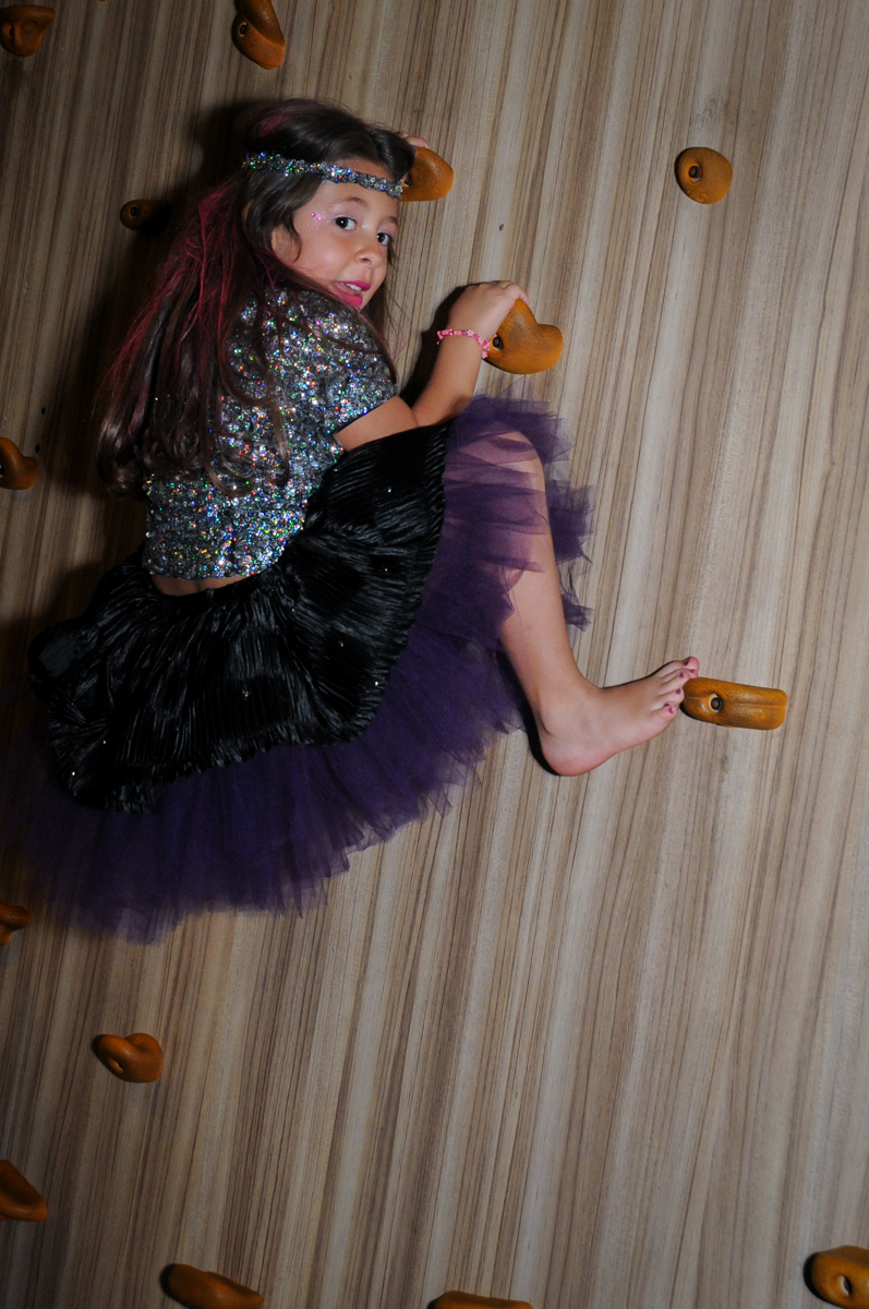 todos querem escalar a parede de escalada no Buffet Toca do toco festa infantil aniversário de Isabella 6 anos, tema da festa cúmplices de um resgate