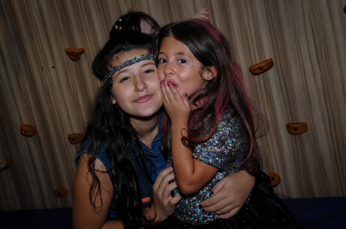 foto com a priminha no Buffet Toca do toco festa infantil aniversário de Isabella 6 anos, tema da festa cúmplices de um resgate
