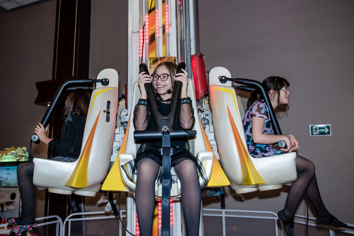 as amigas também curte a festa brincando no brinquedo elevador