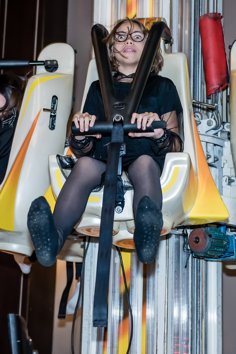 sophia é só alegria no brinquedo elevador