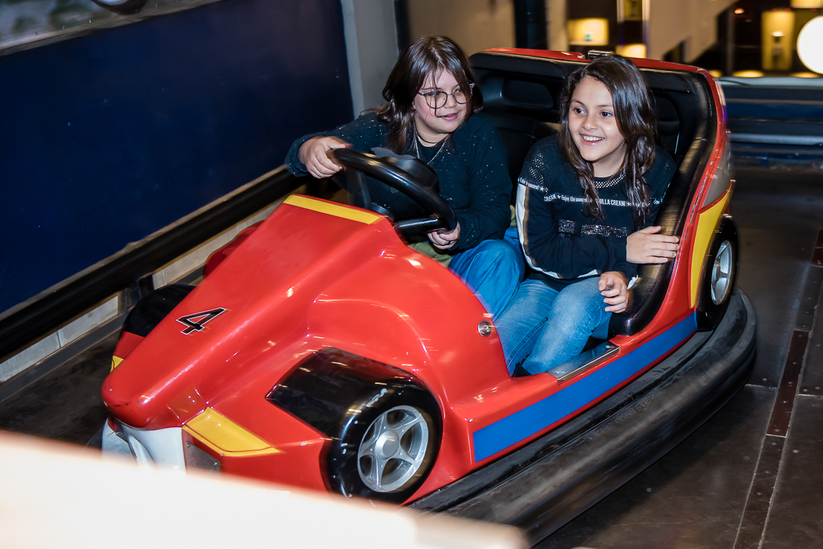 as convidadas também se divertem no carrinho bate bate