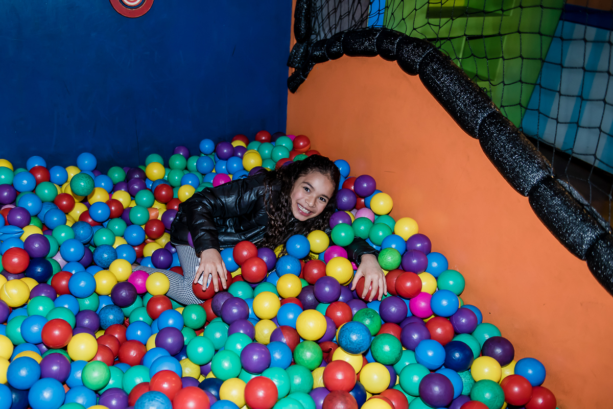 olha que delícia o mergulho na piscina de bolinhas