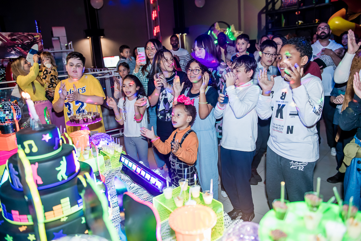 os convidados cantam o parabéns pra você, numa empolgação só