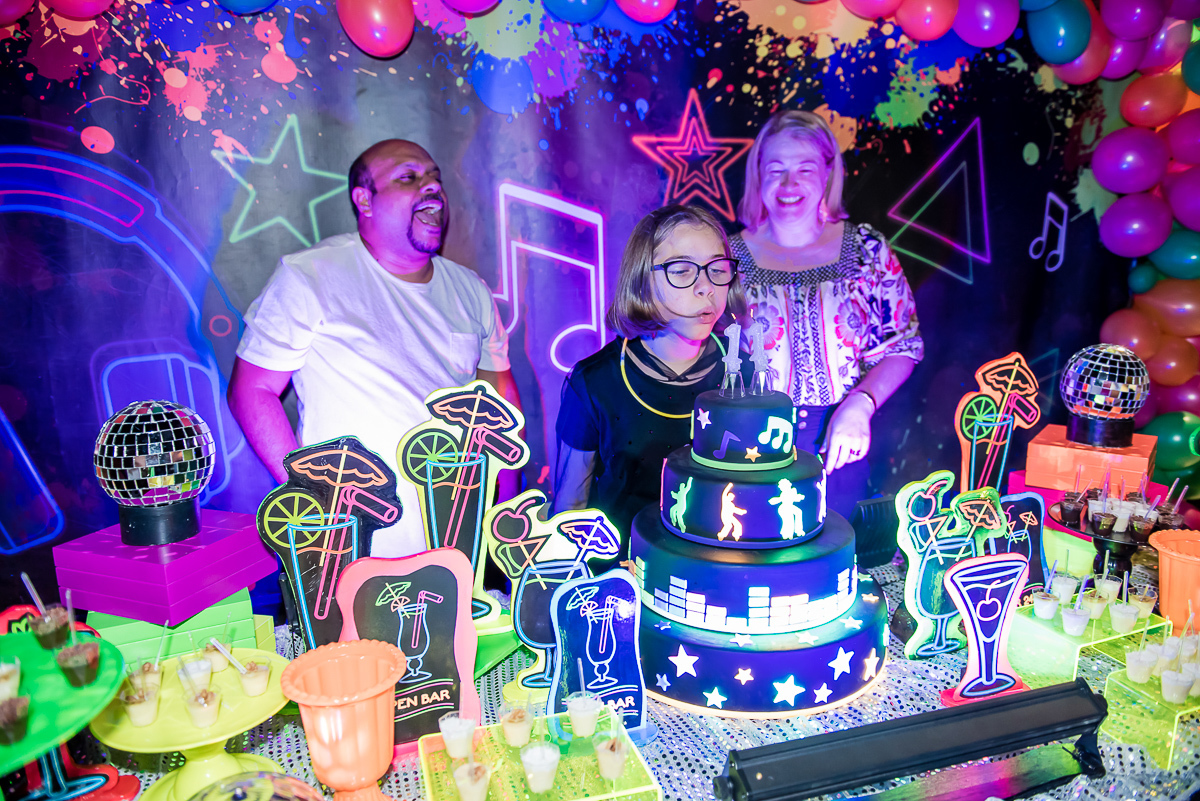 soprando a vela do bolo