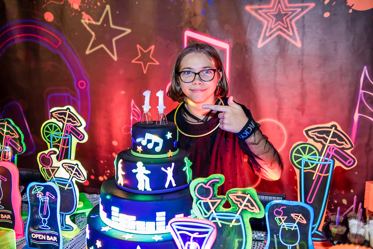 sophia feliz posa para as fotos na mesa do bolo