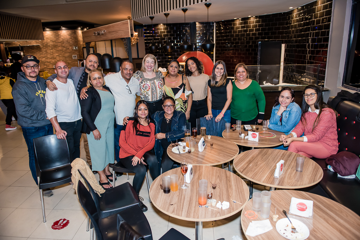 a família unida posando para a foto no final da festa