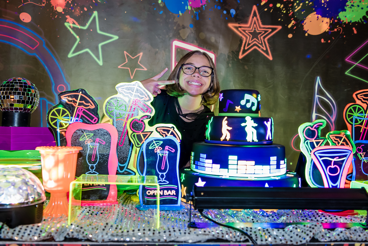 sophia linda sendo fotografada na mesa do bolo