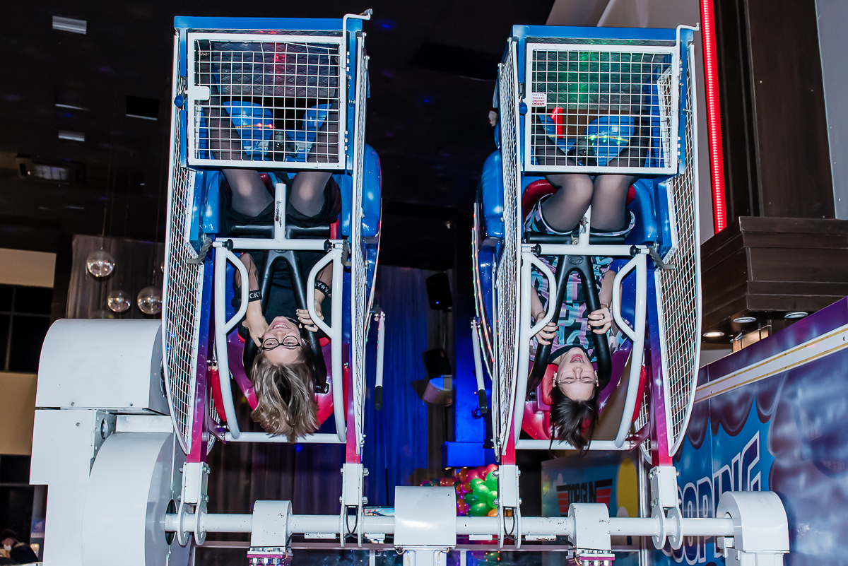 muita adrenalina no brinquedo gira gira   ficando de cabeça para baixo