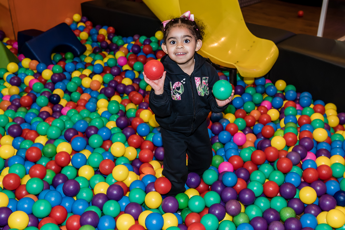 a amiguinha curte muito na piscina de bolinhas