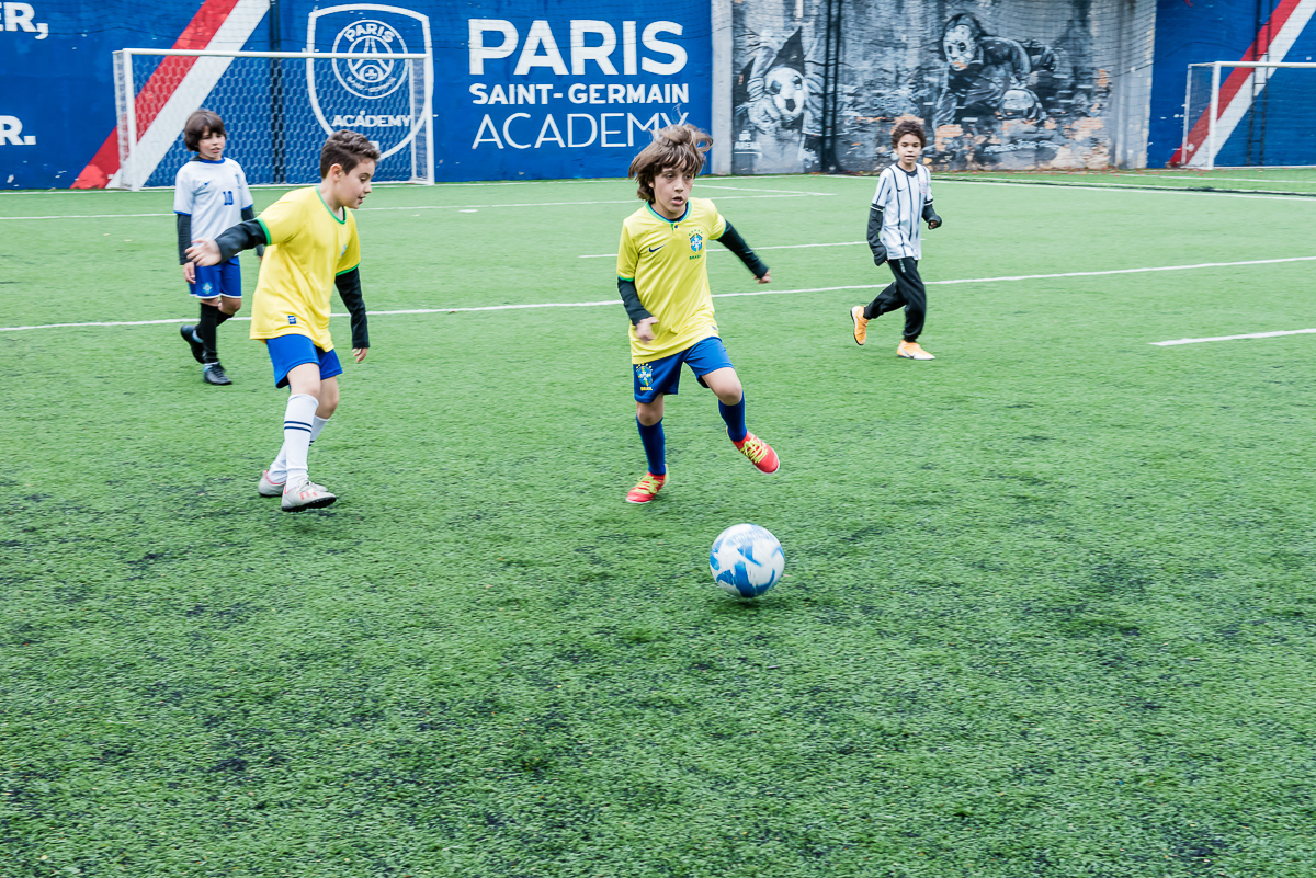 vai começar o jogo de futebol dos amigos