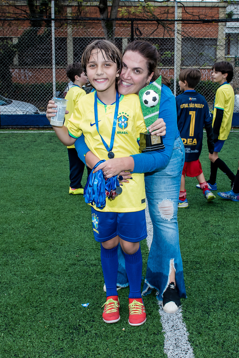 a mãe não aguenta e agarra arthur para mais uma foto