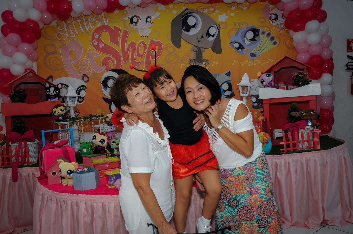 foto da aniversariante sua mãe e sua vó no Buffet Fábrica da Alegria,festa infantil, aniversário infantil, fotografia infantil,aniversariante Karina 6 anos tema da festa Pet
