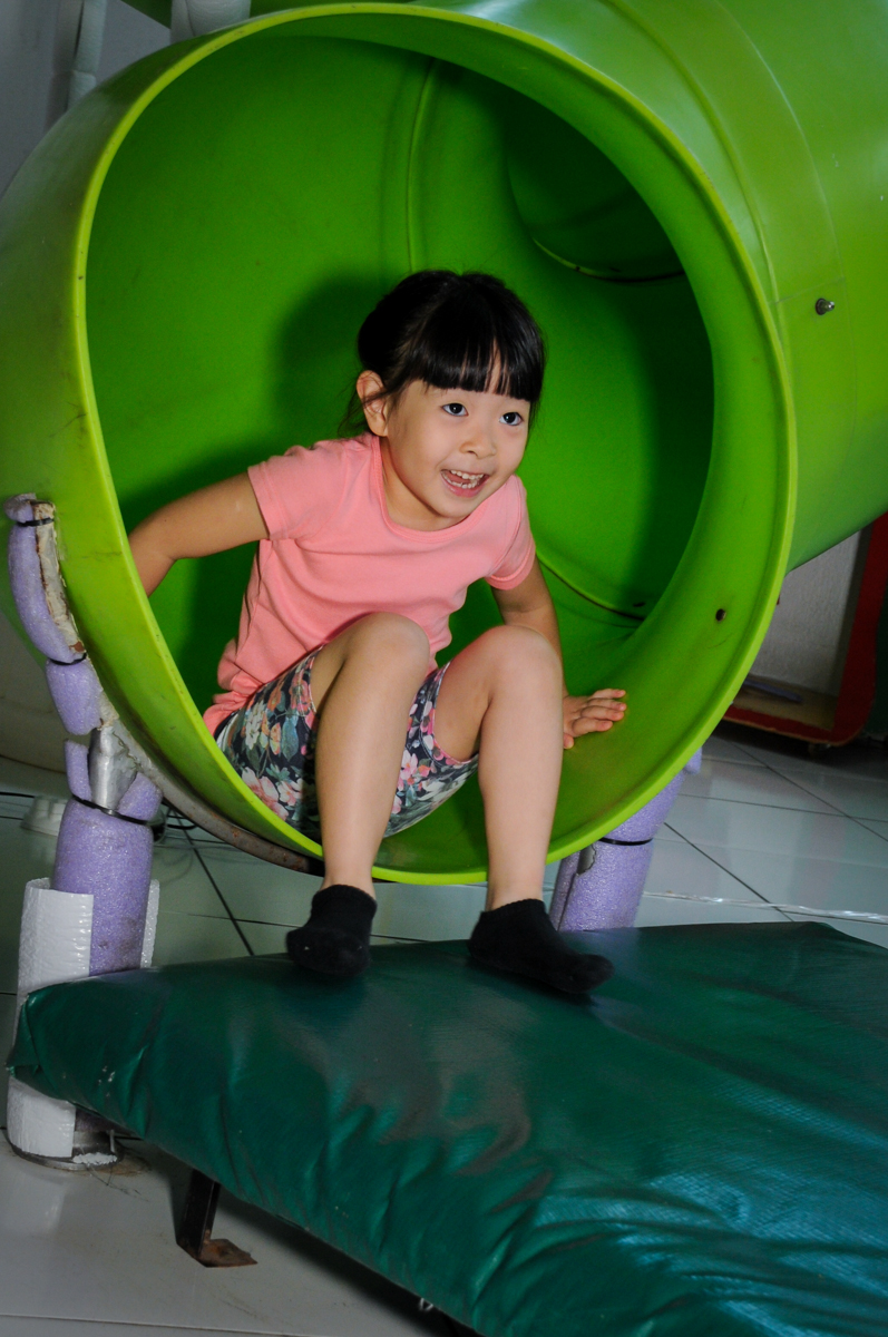 amiguinha se diverte no escorregador do brinquedão no Buffet Fábrica da Alegria,festa infantil, aniversário infantil, fotografia infantil,aniversariante Karina 6 anos tema da festa Pet