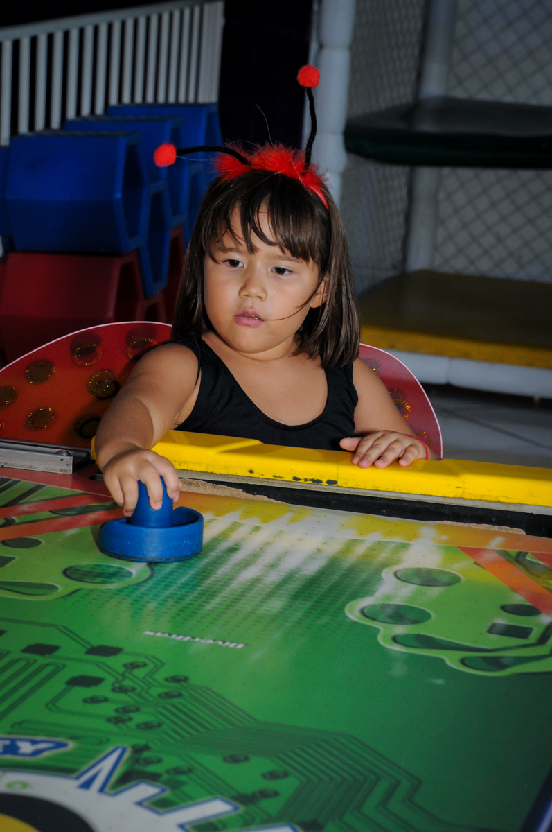 A aniversariante brinca com o jogo de disco no Buffet Fábrica da Alegria,festa infantil, aniversário infantil, fotografia infantil,aniversariante Karina 6 anos tema da festa Pet