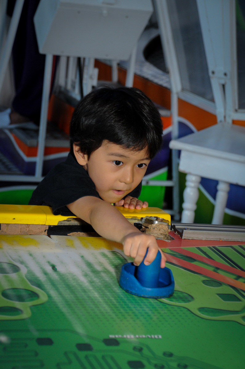 O seu adversário no jogo do disco é o seu primo no Buffet Fábrica da Alegria,festa infantil, aniversário infantil, fotografia infantil,aniversariante Karina 6 anos tema da festa Pet