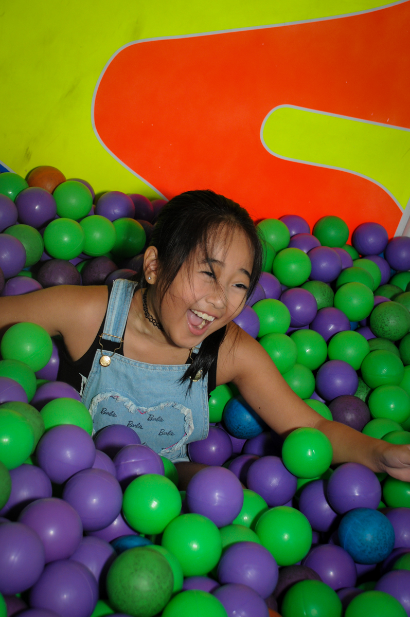bagunça na piscina de bolinha no Buffet Fábrica da Alegria,festa infantil, aniversário infantil, fotografia infantil,aniversariante Karina 6 anos tema da festa Pet
