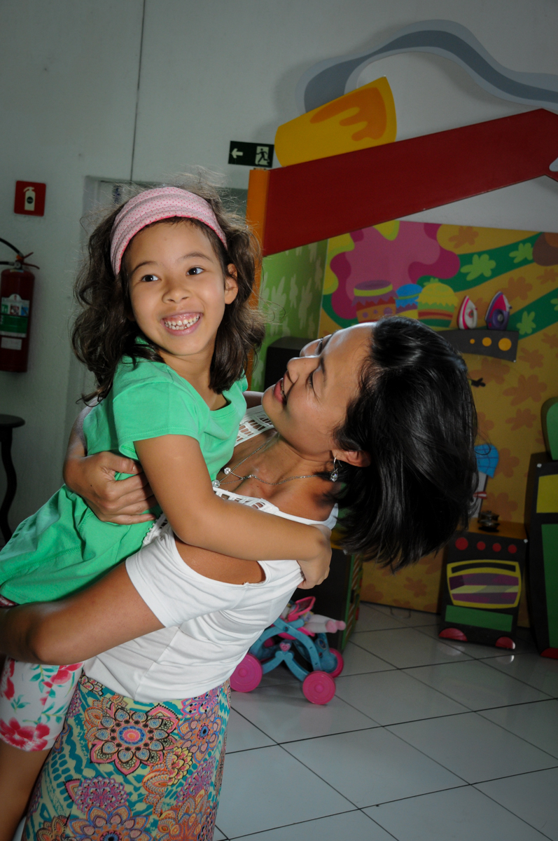 A mãe da aniversariante recebe a convidada com muita alegria no Buffet Fábrica da Alegria,festa infantil, aniversário infantil, fotografia infantil,aniversariante Karina 6 anos tema da festa Pet