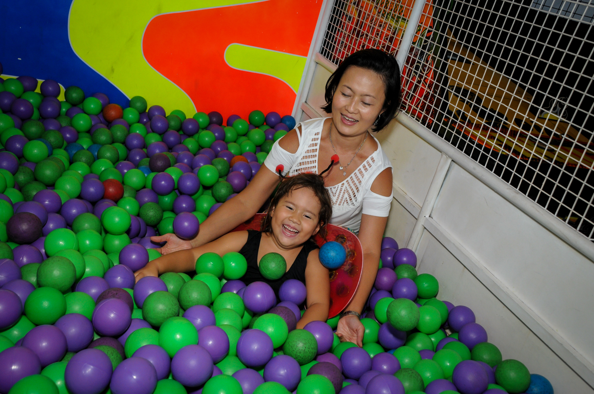 mãe e filha brincam na piscina de bolinha no Buffet Fábrica da Alegria,festa infantil, aniversário infantil, fotografia infantil,aniversariante Karina 6 anos tema da festa Pet